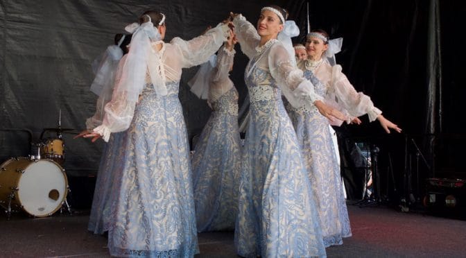 Танцевальная группа на Фестивале